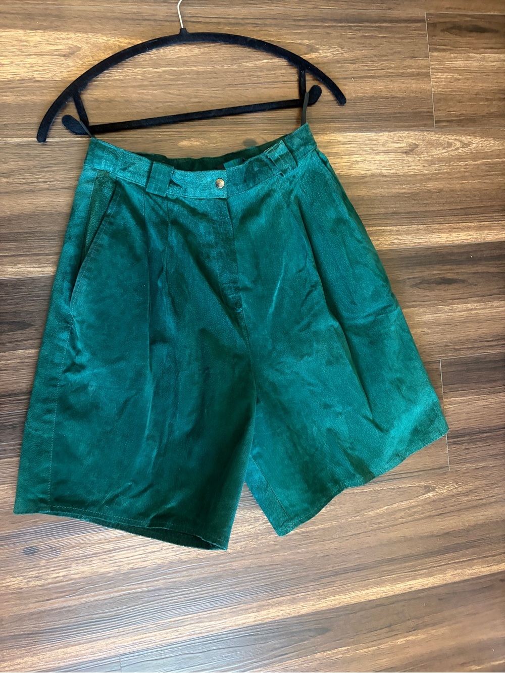 Vintage High-Waist Green leather Women’s Shorts - Picture 5 of 13